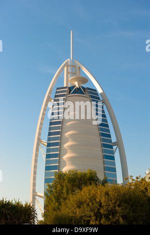 URJ Al Arab ist ein luxuriöses fünf-Sterne Deluxe Hotel gebaut auf einer künstlichen Insel vor Jumeirah Beach, Dubai, Vereinigte Arabische Emirate Stockfoto