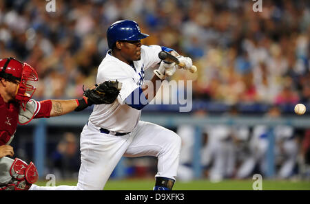Los Angeles, CA USA. 27. Juni 2013. Los Angeles Dodgers dritte Baseman Getreidebrände Juan Uribe #5 um auf Basis im 7. Inning während der Major League Baseball Spiel zwischen den Los Angeles Dodgers und den Philadelphia Phillies bei Dodger Stadium.The Los Angeles Dodgers Niederlage der Philadelphia Phillies 6-4.Louis Lopez/CSM/Alamy Live News Stockfoto