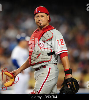 Los Angeles, CA USA. 27. Juni 2013. Philadelphia Phillies Catcher Humberto Quintero #12 während der Major League Baseball Spiel zwischen den Los Angeles Dodgers und den Philadelphia Phillies im Dodger Stadium.The Los Angeles Dodgers besiegen die Philadelphia Phillies 6-4.Louis Lopez/CSM/Alamy Live News Stockfoto