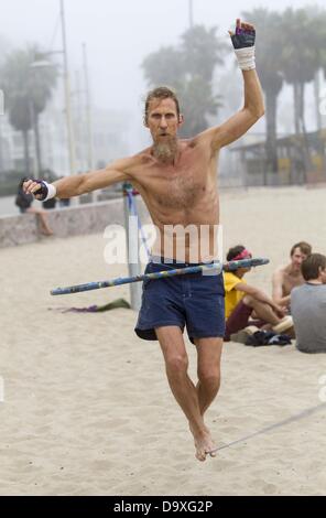 Los Angeles, Kalifornien, USA 27. Juni 2013. Jeffrey Nash, 51, von Santa Monica, geht beim Hula hooping an einem Riemen, wie er in einem Strand von Santa Monica Donnerstag, 27. Juni 2013 in Santa Monica, Kalifornien praktiziert. Bildnachweis: Ringo Chiu/ZUMAPRESS.com/Alamy Live-Nachrichten Stockfoto
