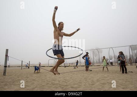 Los Angeles, Kalifornien, USA 27. Juni 2013. Jeffrey Nash, 51, von Santa Monica, geht beim Hula hooping an einem Riemen, wie er in einem Strand von Santa Monica Donnerstag, 27. Juni 2013 in Santa Monica, Kalifornien praktiziert. Bildnachweis: Ringo Chiu/ZUMAPRESS.com/Alamy Live-Nachrichten Stockfoto
