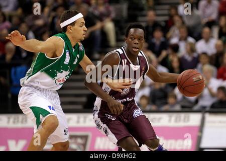 Foto zeigt deutsche Dennis Schröder (R) in Aktion für seinen Verein Braunschweig. Schröder wird für den NBA-Klub Atlanta Hawks spielen nach ausgearbeitet im Sommer 2013. Stockfoto