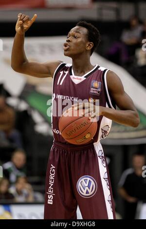 Foto zeigt deutsche Dennis Schröder in Aktion für seinen Verein Braunschweig. Schröder wird für den NBA-Klub Atlanta Hawks spielen nach ausgearbeitet im Sommer 2013. Stockfoto