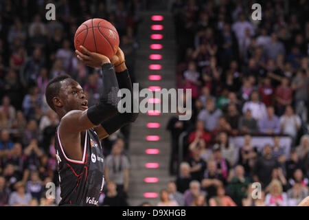 Foto zeigt deutsche Dennis Schröder in Aktion für seinen Verein Braunschweig. Schröder wird für den NBA-Klub Atlanta Hawks spielen nach ausgearbeitet im Sommer 2013. Stockfoto