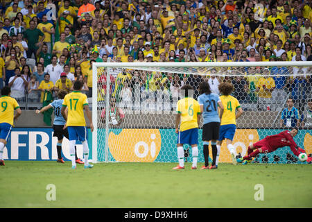 Belo Horizonte, Brasilien. Julio Cesar (BRA), 26. Juni 2013 - Fußball / Fußball: der brasilianische Torhüter Julio Cesar spart eine Strafe von Diego Forlan Uruguay während des FIFA Confederations Cup Brasilien 2013 Halbfinale-Spiels zwischen Brasilien 2: 1 Uruguay im Estadio Mineirão in Belo Horizonte, Brasilien. (Foto von Maurizio Borsari/AFLO) Bildnachweis: Aflo Co. Ltd./Alamy Live-Nachrichten Stockfoto