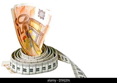Geld mit einem Maßband umwickelt auf einem weißen Hintergrund Stockfoto