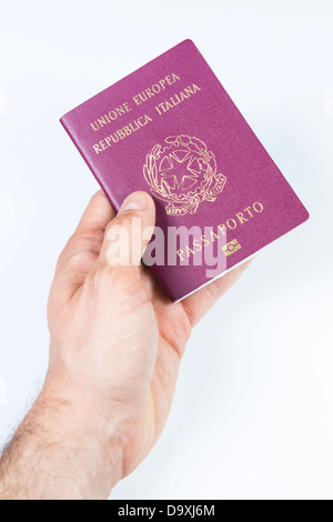 Männliche Hand austeilen italienischen Pass. Isoliert auf weißem Hintergrund Stockfoto