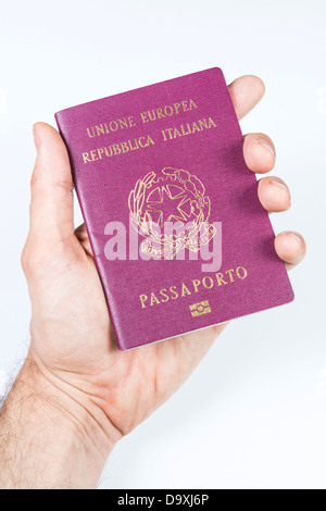 Männliche Hand Holding italienischen Pass. Isoliert auf weißem Hintergrund Stockfoto