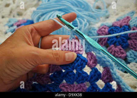 Hand, so dass ein Granny Square Stockfoto