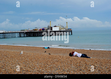 Ein paar Küsse auf einem Strand, Brighton, England, UK. Stockfoto