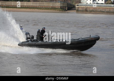 Fluss-Polizei während des Trainings mit Royal Marines entlang der Themse zu beschleunigen. Stockfoto