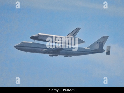 Space Shuttle Columbia fliegt auf 21.09.12 über Los Angeles auf seinem letzten Flug, Malibu, CA Stockfoto