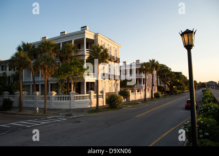 Stattlichen antebellum historischen Häusern entlang der hohen Batterie in Charleston, SC. Stockfoto