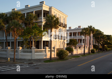 Stattlichen antebellum historischen Häusern entlang der hohen Batterie in Charleston, SC. Stockfoto