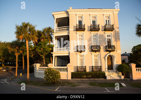 Stattlichen antebellum historischen Häusern entlang der hohen Batterie in Charleston, SC. Stockfoto