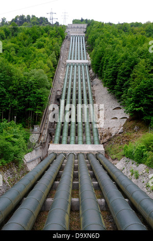 große Rohre der elektrische Wasserkraftwerk in Deutschland am See walchensee Stockfoto