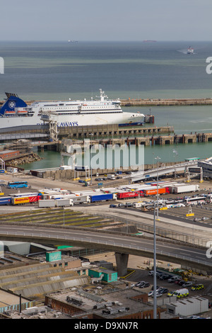 Der Hafen von Dover an der Küste von Kent an einem voll sonnigen Sommertag Stockfoto