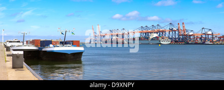 Containerschiff im Hafen von Rotterdam entladen wird Stockfoto