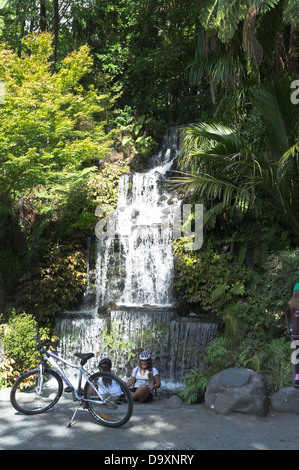 dh Pukekura Park NEW PLYMOUTH NEW ZEALAND Children und Fahrrad am Parkland Wasserfall Stockfoto