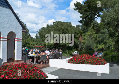 dh Pukekura Park NEW PLYMOUTH NEW ZEALAND Parkland Outdoor-Café Menschen und Tische im Freien Cafés Stockfoto