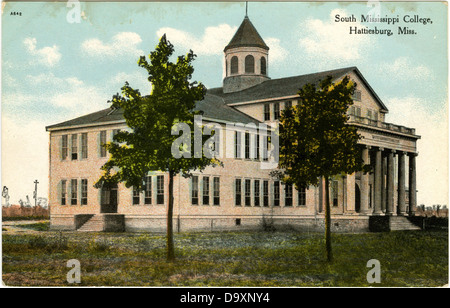 Diese Postkarte zeigt das South Mississippi College in Hattiesburg, Mississippi, und hebt den Campus und die Architektur der Institution in einem historischen Kontext hervor. Stockfoto