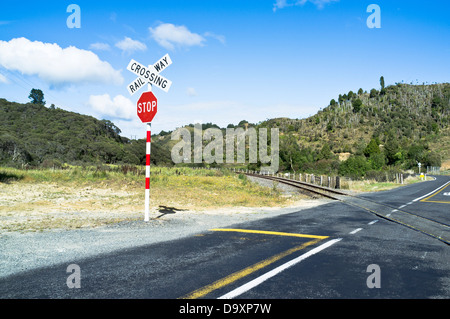 Dh vergessene Welt Highway TARANAKI NEUSEELAND SH 43 State Highway Straße öffnen Bahnübergang Stoppschild nz Stockfoto