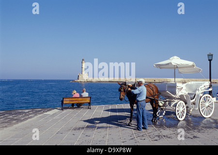 [Pferd und Kutsche] Eigentümer Chania Hafen Kreta Griechenland Stockfoto