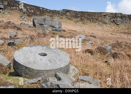 Mühlsteine Lüge aufgegeben an Ort und Stelle bei der alte Steinbruch bei Stanage Edge, Peak District, UK Stockfoto