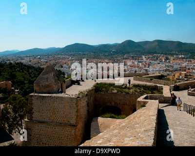 Skyline von Ibiza-Stadt, die von Mauern von Eivissa Altstadt - Ibiza-Stadt, Balearen, Spanien, Dalt Vila Renaissancemauern gesehen Stockfoto