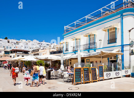 Fischrestaurant und Touristen Largo Cais Herculano Albufeira Altstadt Algarve Portugal EU Europa Stockfoto