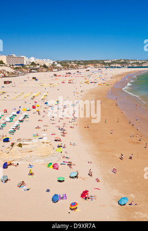 Sonnenanbeter am Praia Da Rocha Strand Portimao Algarve Portugal EU Europa Stockfoto