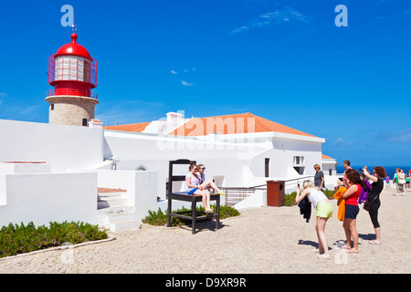 Touristen besuchen Leuchtturm am Kap St. Vincent Sagres Algarve Portugal EU Europa Stockfoto