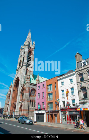 Verkehr auf der Thomas Street vor dem Augustiner-Kloster und der John's Lane Church im Zentrum von Dublin, Irland, Europa Stockfoto