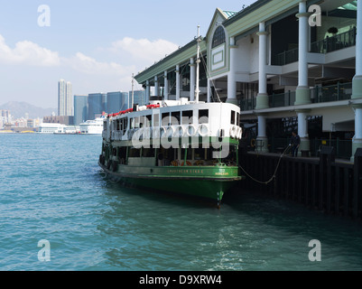 Dh Central Pier CENTRAL HONGKONG Star Ferry Schiff neben Central Pier Victoria Harbour. Stockfoto