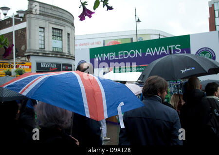 Wimbledon, London, UK. 28. Juni 2013. Regen unterbricht Spiel aber nicht die Spiriit Fans am 5. Tag des Wimbledon Tennis Championships 2013 an den AELTC Kredit zu dämpfen: Amer Ghazzal/Alamy Live-Nachrichten Stockfoto