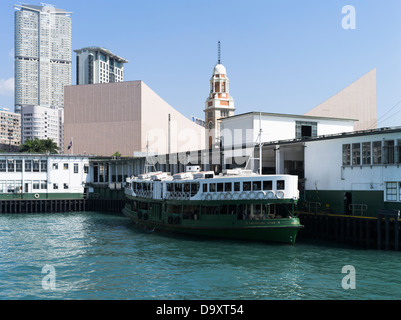 dh Star Ferry Pier TSIM SHA TSUI HONG KONG Star Ferry Schiff neben Pier terminal Wolkenkratzer Gebäude Stockfoto