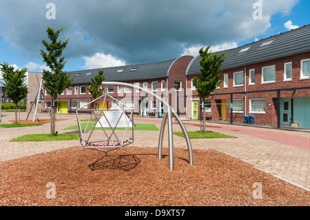 neugebaute Wohnviertel mit Kinderspielplatz Stockfoto