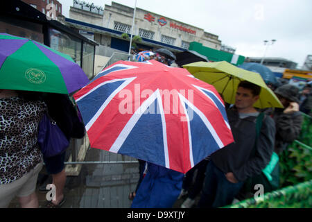 Wimbledon, London, UK. 28. Juni 2013. Regen unterbricht Spiel aber nicht die Spiriit Fans am 5. Tag des Wimbledon Tennis Championships 2013 an den AELTC Kredit zu dämpfen: Amer Ghazzal/Alamy Live-Nachrichten Stockfoto