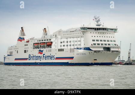 Brittany Ferries, Mont St. Michel verlässt Portsmouth Harbour auf dem Weg nach Frankreich Stockfoto