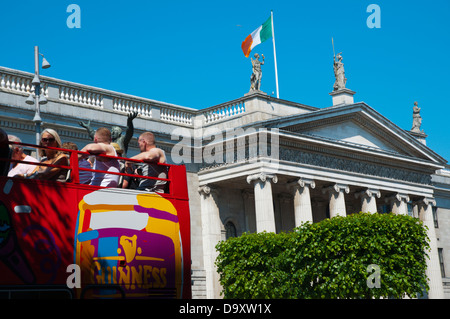 Sightseeing Tour Touristenbus vor der General Post Office auf O' Connell Street Dublin Irland Mitteleuropa Stockfoto