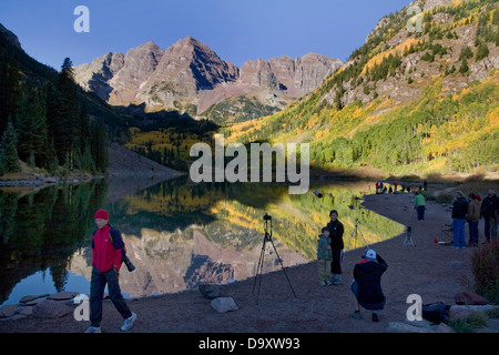 Die malerischen Maroon See im Morgengrauen in die Maroon Bells-Snowmass Wildnis in der Nähe von Aspen, Colorado. Stockfoto