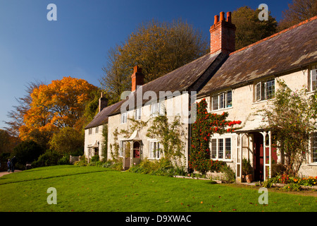 Häuser und Bäume zeigen Herbstfärbung am Eingang zum Stourhead Gardens Wiltshire England UK Stockfoto