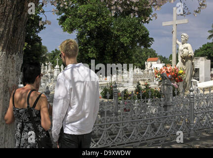 Friedhof Cementerio Cristobal Colon ist in der kubanischen Hauptstadt Havanna, Kuba, 10. April 2013 abgebildet. Das meistbesuchte Grab gehört die Amelia Goyri, besser bekannt als La Milagrosa, der Wunder-Arbeiter, der starb 1901 mit 23 Jahren nach einer Totgeburt und gilt als Beschützerin der kranken Kinder und die Mütter leiden. Foto: PETER ZIMMERMANN Stockfoto