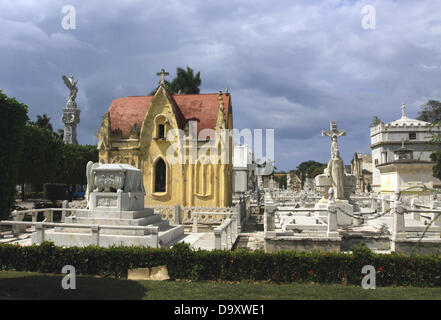 Friedhof Cementerio Cristobal Colon ist in der kubanischen Hauptstadt Havanna, Kuba, 10. April 2013 abgebildet. Der Friedhof wurde nach Christopher Columbus benannt und ist eine der größten in Lateinamerika. Das meistbesuchte Grab gehört die Amelia Goyri, besser bekannt als La Milagrosa, der Wunder-Arbeiter, der starb 1901 mit 23 Jahren nach einer Totgeburt und gilt als Beschützerin der kranken Kinder und die Mütter leiden. Foto: PETER ZIMMERMANN Stockfoto