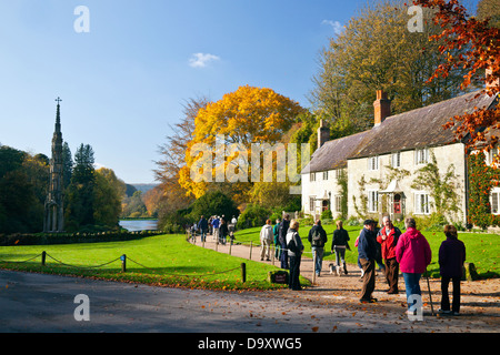 Häuser und Bäume zeigen Herbstfärbung am Eingang zum Stourhead Gardens Wiltshire England UK Stockfoto