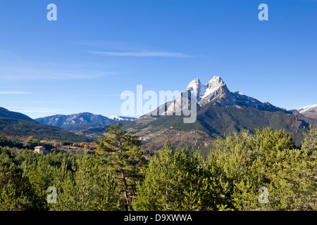 El Pedraforca mit Schnee im Winter. Ist ein katalanische mythischer und magischen Berg - Pyrenee Zone - (Spanien) Stockfoto