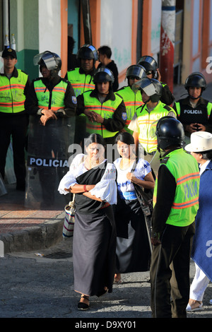 Polizei in höchster Alarmbereitschaft während indigene Inti Raymi fest in Cotacachi, Ecuador Stockfoto