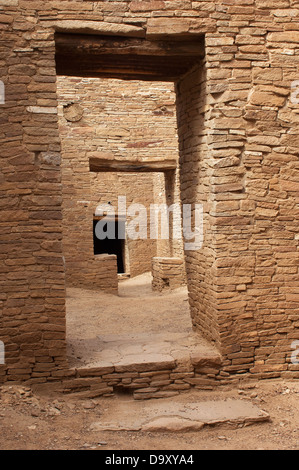 Türen innen Pueblo Bonito, ein Anasazi/Ancestral Puebloan Standort im Chaco Canyon, New Mexico. Digitale Fotografie Stockfoto