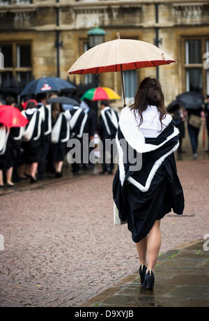 Cambridge, UK. 28. Juni 2013. Eine nasse Abschlusstag für Studenten der Universität Cambridge. Studenten und ihre Familie und Freunde Schlange vor dem Senat-Haus in Cambridge für Grad Zeremonien. Bildnachweis: JAMES LINSELL-CLARK/Alamy Live-Nachrichten Stockfoto