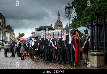 Studenten und ihre Familie und Freunde Schlange vor dem Senat-Haus in Cambridge für Grad Zeremonien. Stockfoto